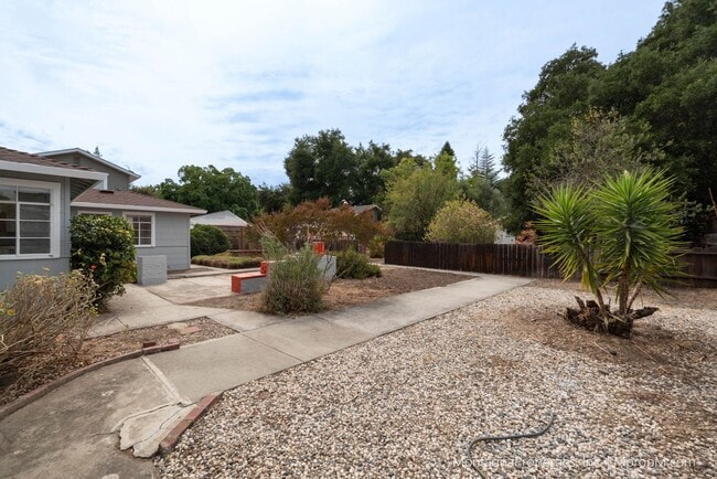 Building Photo - 16375 W La Chiquita Ave