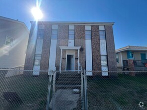 Building Photo - Three bedroom Upstairs Duplex