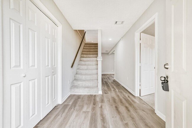 Building Photo - 305 Red Haven Dr