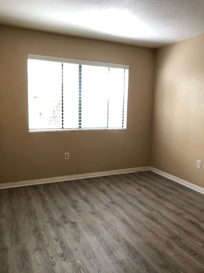 Building Photo - Los Caballeros #224