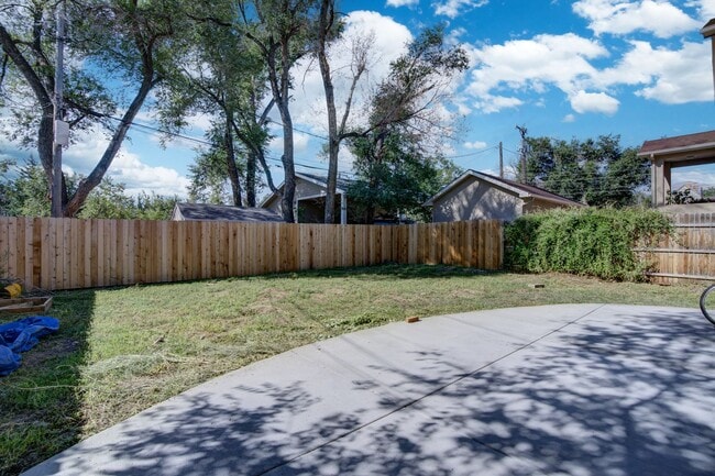 Building Photo - Turn of the Century Bungalow 1 bed, Downtown, 1 Block from CO College