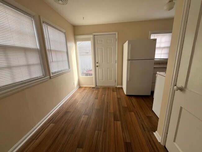 Building Photo - Cute 2 Bedroom 1 Bath Home