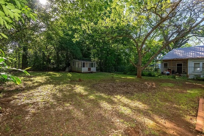 Building Photo - 943 S Micheaux St