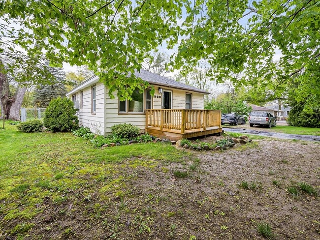 Building Photo - Welcome to this beautiful 2 bedroom, 1 bat...