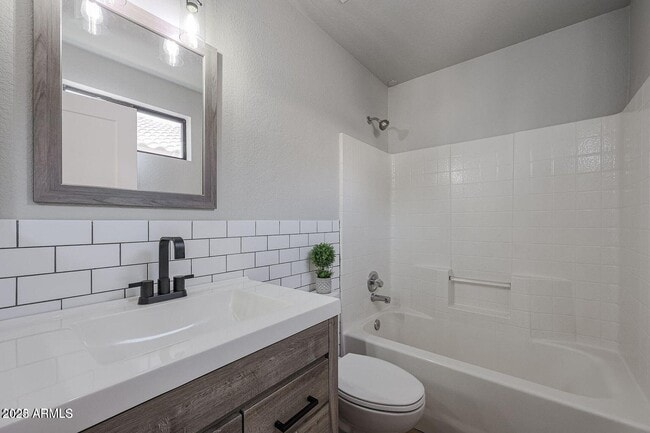 Building Photo - 2134 E Robin Ln