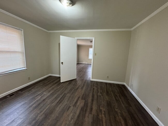 Building Photo - MOVE-IN READY!