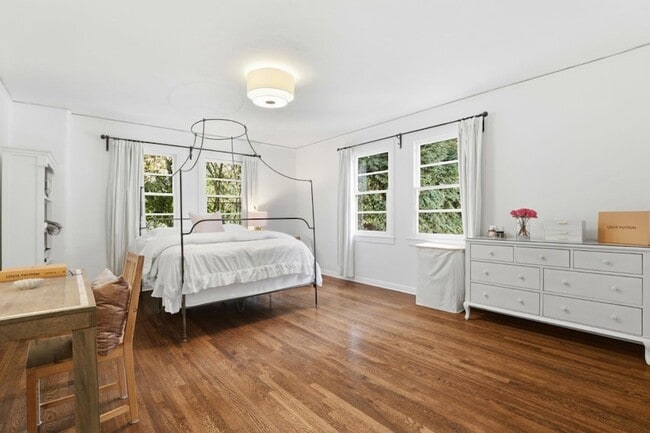 Building Photo - 566 E Crescent Dr