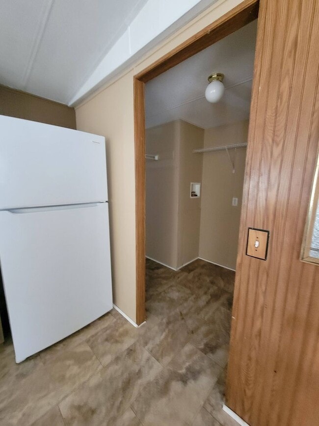 Building Photo - Ready to Move in