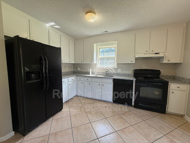 Building Photo - 284 Irvan St