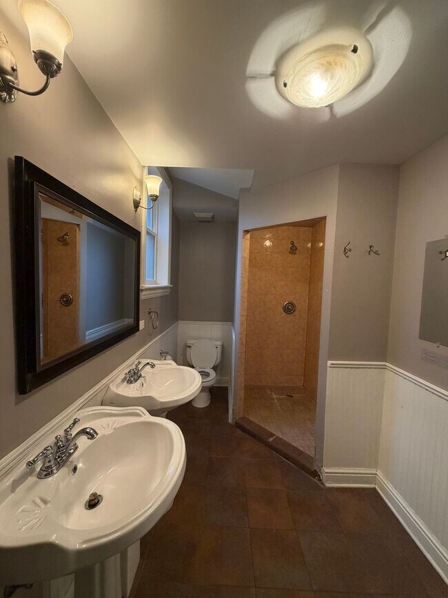 Building Photo - 1357 N Wolcott Ave