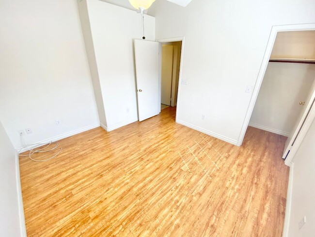 Building Photo - CUTE CONDO UNIT 2 BEDROOM / 2  FULL BATHRO...