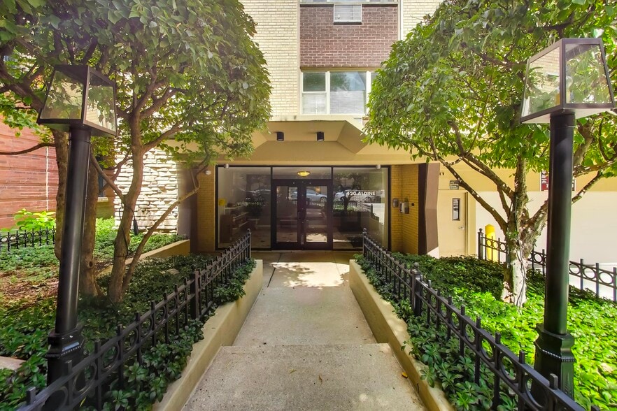 Building Photo - 420 W Aldine Ave