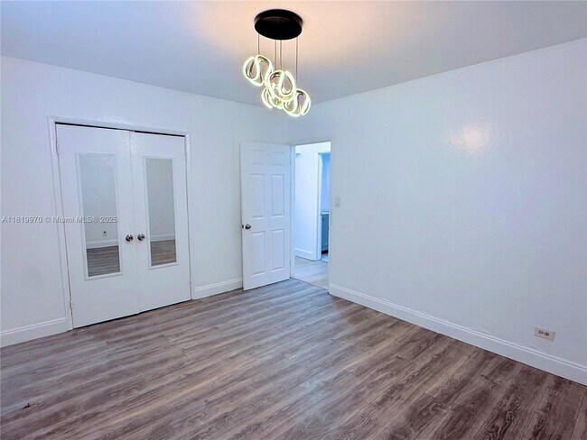 Building Photo - 6701 NE Miami Pl