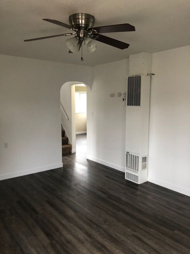 Building Photo - 3-Bedroom 1-Bath (A/C) Private Back Yard - Garage $1,875 (Albany)