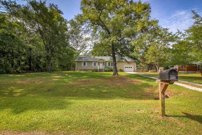 Building Photo - 3609 White Dr