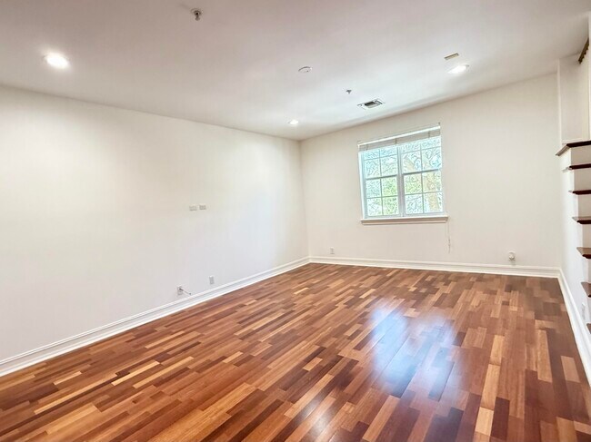 Building Photo - 319 Flamingo Dr