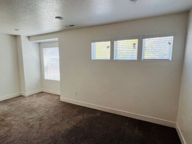 Building Photo - Beautiful new construction town home with ...