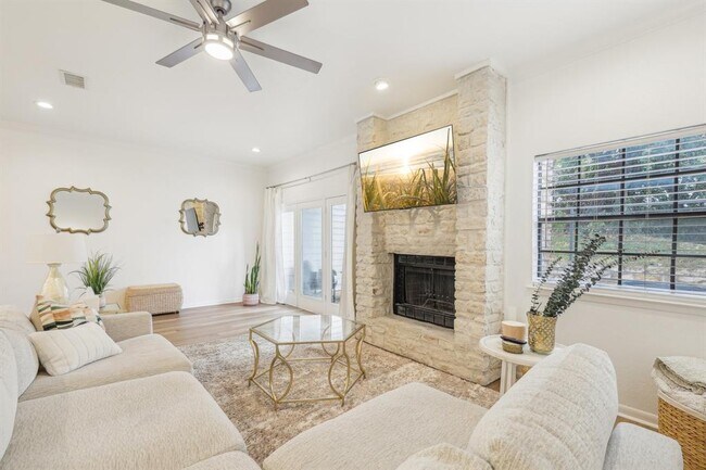 Building Photo - 2201 Lakeway Blvd