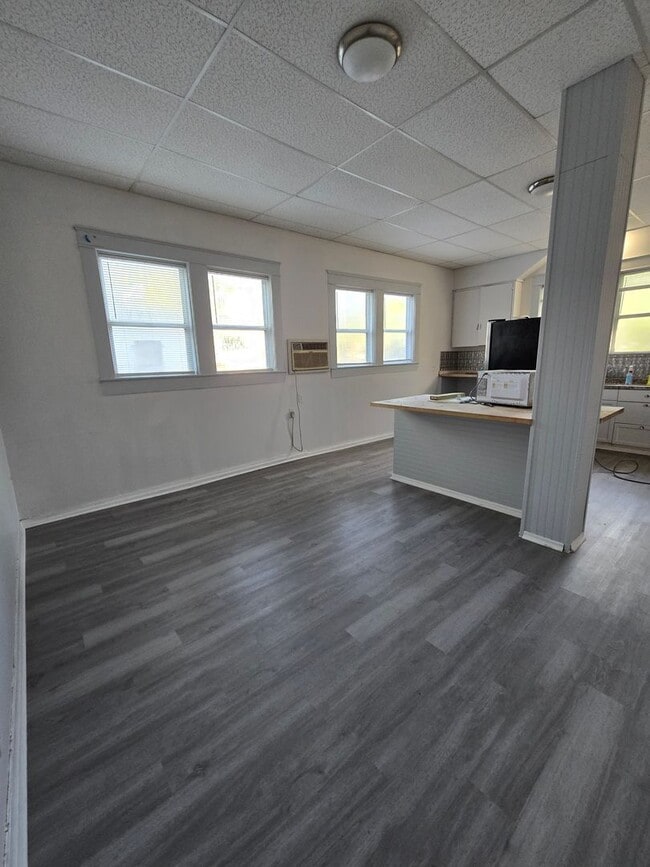 Building Photo - SPACIOUS 3 BEDROOM 1.5 BATHROOM APARTMENT ...