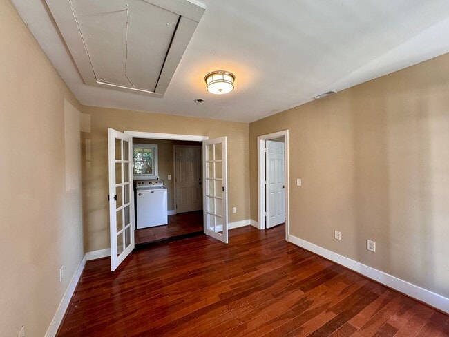 Building Photo - Short Term available! Adorable renovated cottage! Walk or bike to campus, anywhere downtown.