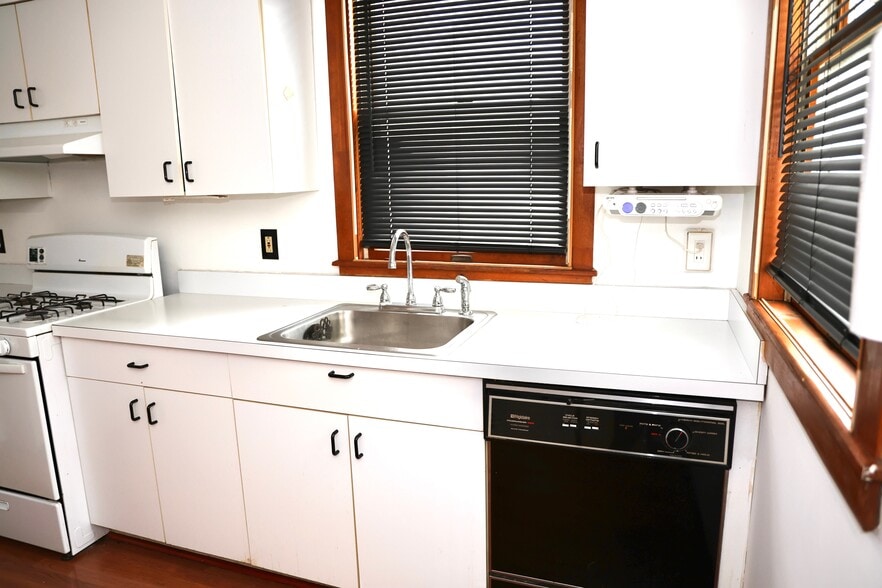 Kitchen - 821 Webster Pl