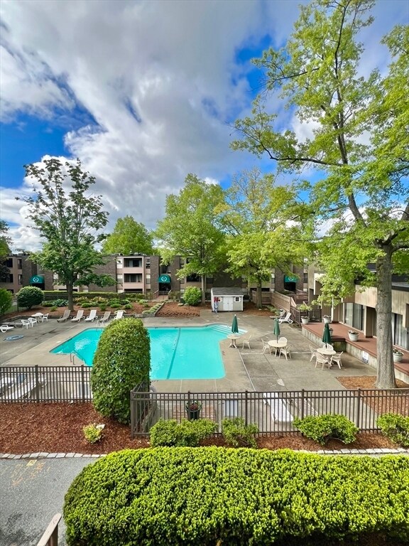 Building Photo - 2 Shrewsbury Green Dr