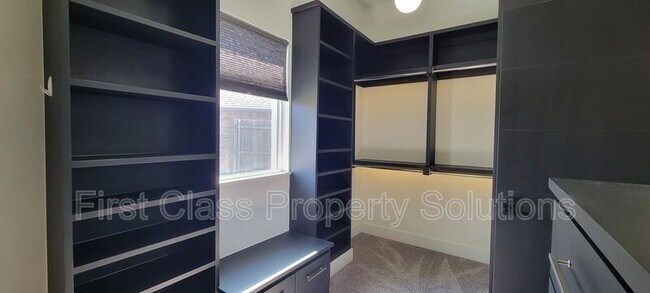 Building Photo - 5001 SW 128th Ct