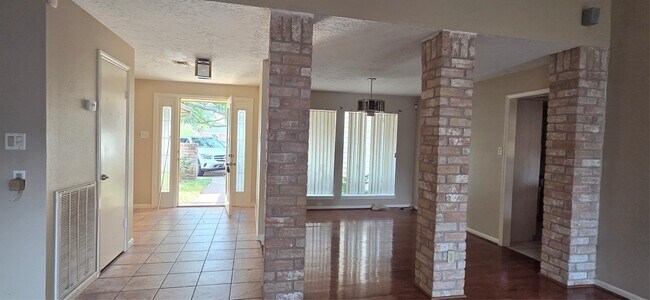 Building Photo - 1910 Quail Valley E Dr