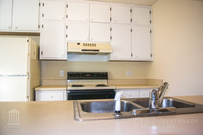 Building Photo - Quiet Townhome With Large Yard