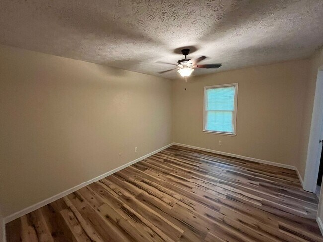Building Photo - Hidden Gem in Holiday Park Subdivision!