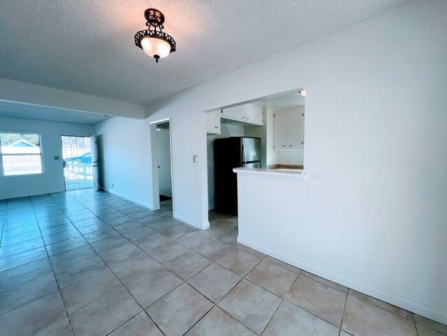 Building Photo - 4 Bedroom Home 2 Car Garage with Fenced Yard and Extra Parking