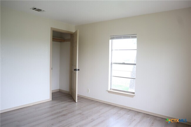 Building Photo - 707 Old Seguin Luling Rd