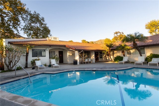 Building Photo - 9551 Vía Ricardo