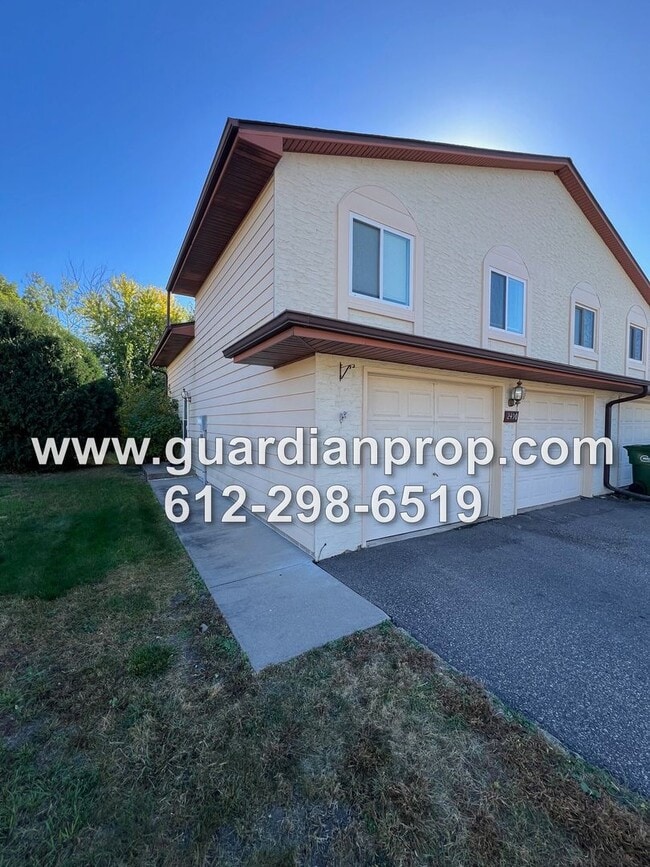 Building Photo - End Unit Townhouse Available November 1st,...