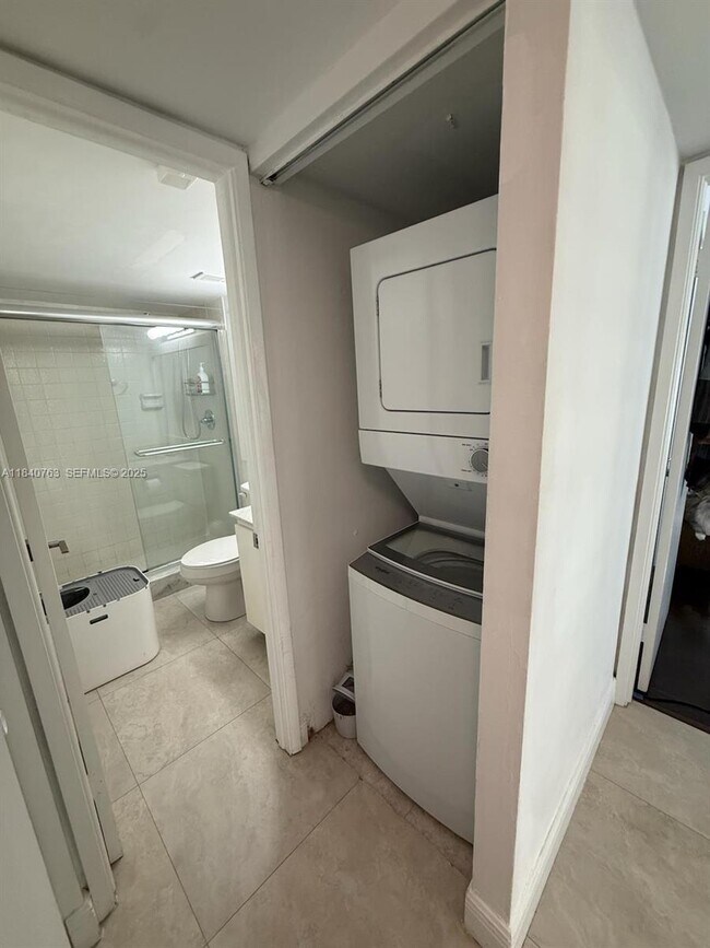 Building Photo - 600 NE 36th St