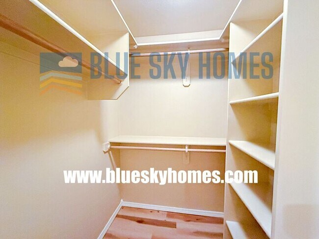 Building Photo - 1011 E Victory Rd