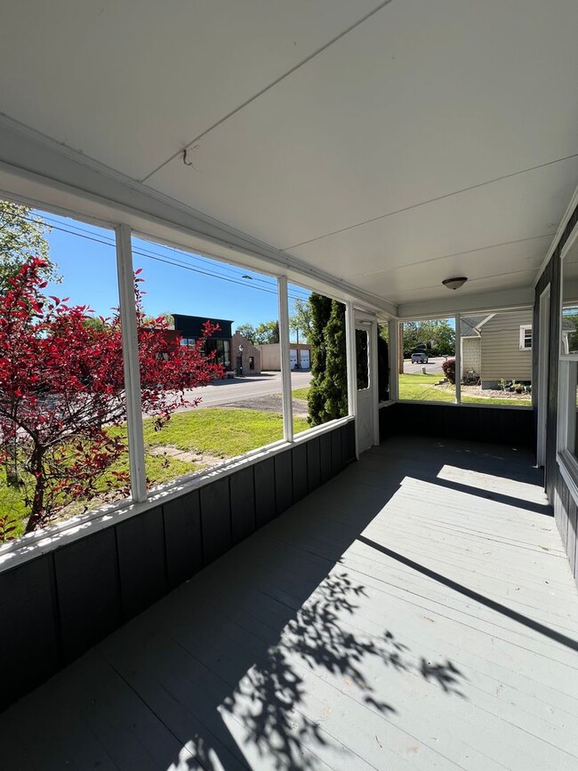 Building Photo - Spacious 4 Bedroom Home - Graafschap