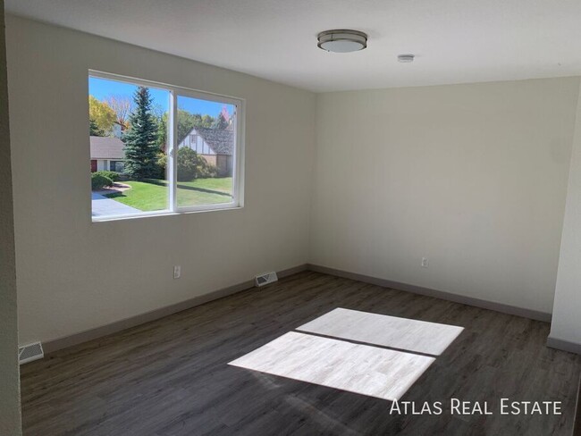 Building Photo - Spacious Duplex in Littleton with Fenced i...