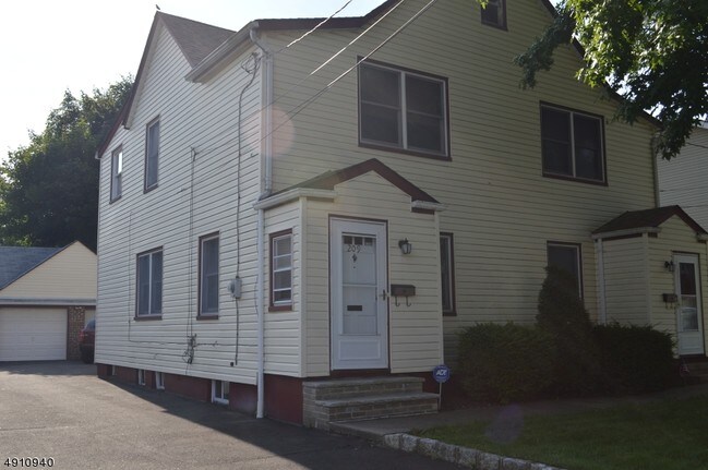 Building Photo - 207 N 16th St