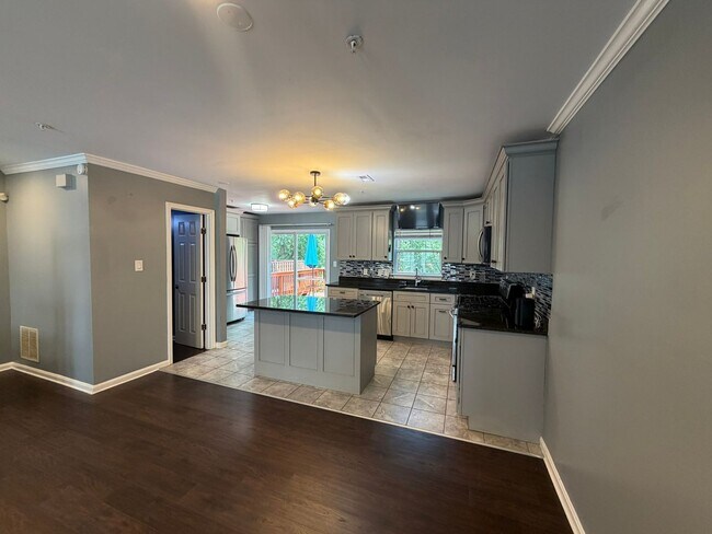 Building Photo - Beautiful Townhome in Seven Oaks!