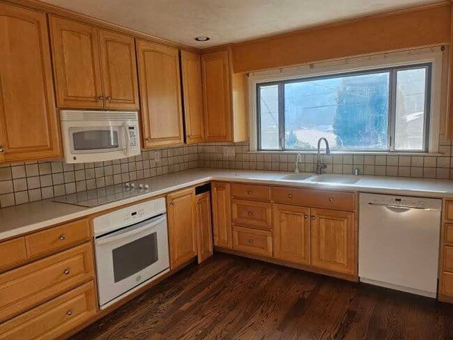 Building Photo - Millbrae Meadows 4 bed 3 bath available now