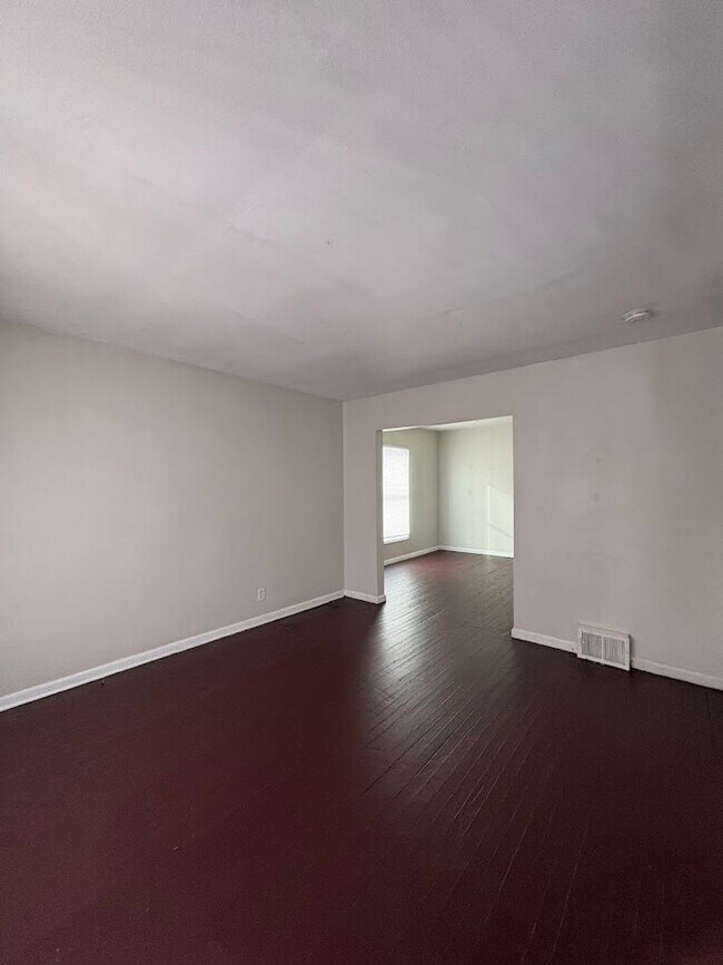 Building Photo - Three bedroom one bathroom home for rent