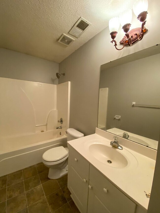 Building Photo - 3 bed, 2 bath in a gated community by Shel...