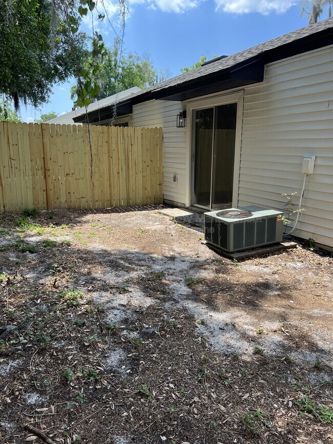 Building Photo - 916 Robinhood Ct