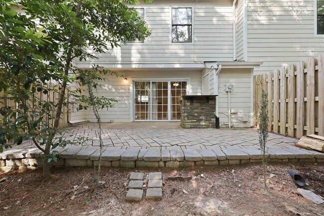 Building Photo - Modern 3BD, 2.5BA North Raleigh Townhome with Upgrades in a Prime Location Near Top Shopping, Din...