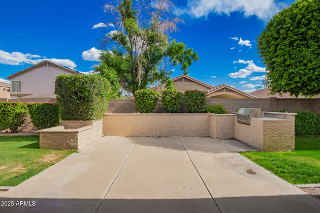 Building Photo - 6923 W Lone Cactus Dr