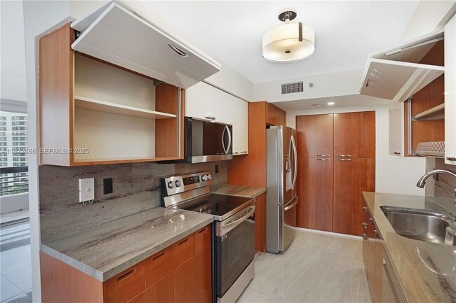 Building Photo - 3500 Mystic Pointe Dr