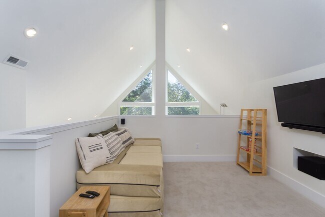 Building Photo - Candler Rental!