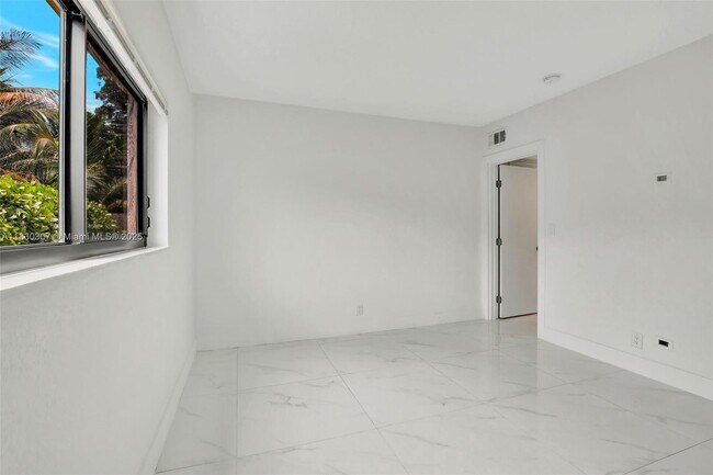 Building Photo - 5731 NE 18th Ave