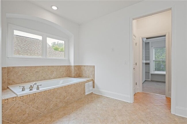 Building Photo - 232 Hunt St NE